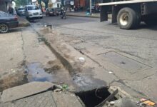 Persiste desborde de aguas negras en un tramo de la Bicentenario