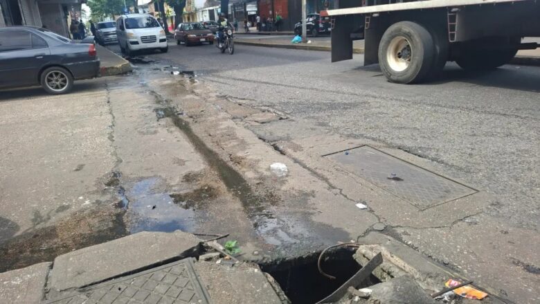 Persiste desborde de aguas negras en un tramo de la Bicentenario