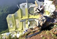 Hallan en Indonesia el fuselaje del avión desaparecido con 11 personas