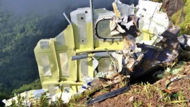 Hallan en Indonesia el fuselaje del avión desaparecido con 11 personas