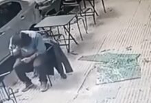Video: Vidrio se desprende y cae sobre un hombre mientras desayunaba en Argentina