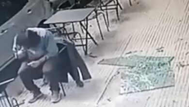 Video: Vidrio se desprende y cae sobre un hombre mientras desayunaba en Argentina