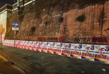 Afiches en Italia exigen "Manos fuera de Venezuela" tras ataque de EE. UU.