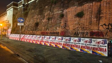 Afiches en Italia exigen "Manos fuera de Venezuela" tras ataque de EE. UU.
