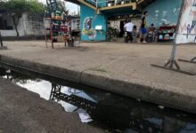 Desborde aguas negras en la Av. Raúl Leoni perjudica a comercios y peatones