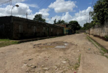 A oscuras y sin asfaltado está la calle El Estadio de Campo Alegre