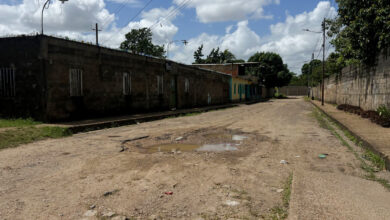 A oscuras y sin asfaltado está la calle El Estadio de Campo Alegre