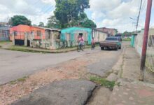 Vecinos de Los Pinos exigen asfaltado tras reparación de tuberías en la calle 1