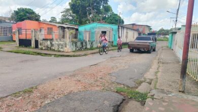 Vecinos de Los Pinos exigen asfaltado tras reparación de tuberías en la calle 1