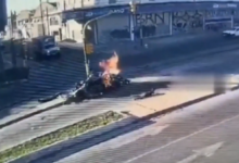 Siete personas logran escapar de un auto en llamas tras ser impactado por un autobús