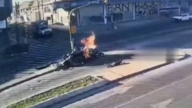 Siete personas logran escapar de un auto en llamas tras ser impactado por un autobús