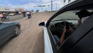 Conductores hacen malabares para transitar en la entrada de Las Cayenas y La Cruz