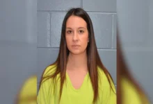 Exprofesora se entrega tras acusaciones de abuso sexual contra un estudiante