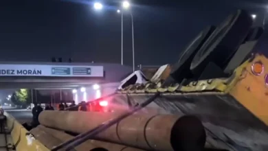 Gandola cargada de tuberías se voltea y bloquea el tránsito en Maracaibo