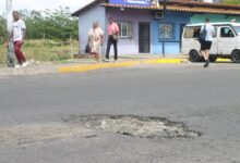 Distintas rutas de transporte hacia La Puente reportan mega hueco en la Av. principal