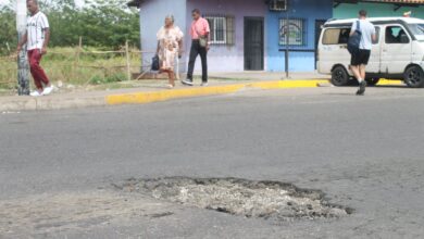 Distintas rutas de transporte hacia La Puente reportan mega hueco en la Av. principal