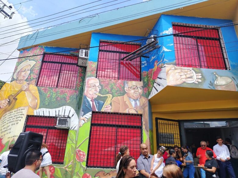 Gualberto Ibarreto engalana inauguración de mural artístico en la Cámara del Músico