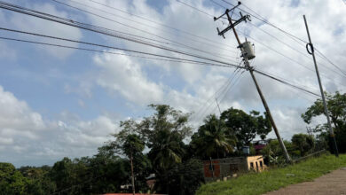 Poste eléctrico está a punto de caer en la entrada del sector Voz del Río