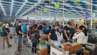 Supermercados full este sábado: compradores aseguran que el Bono de Guerra 'los salvó'