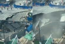 Un gigantesco socavón se abre en una transitada carretera de Shanghái en China