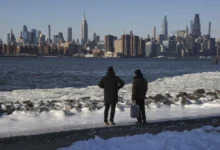 Suben a 13 las víctimas fatales por paso de la tormenta invernal en Nueva York