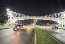 Alcaldesa Ana Fuentes culmina iluminación de la pasarela en Bella Vista