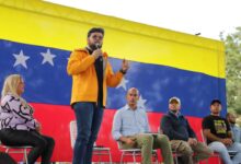 Héctor Rodríguez denuncia "mundo sin reglas" en encuentro con movimientos sociales