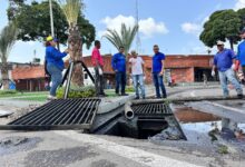 Sanean sistema de drenajes en la redoma Juana La Avanzadora