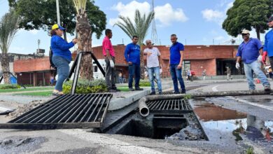 Sanean sistema de drenajes en la redoma Juana La Avanzadora