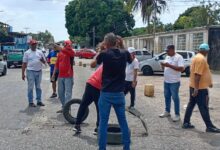 Transportistas continúan tapando huecos en la vía de Las Cocuizas y La Pica