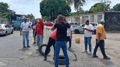Transportistas continúan tapando huecos en la vía de Las Cocuizas y La Pica