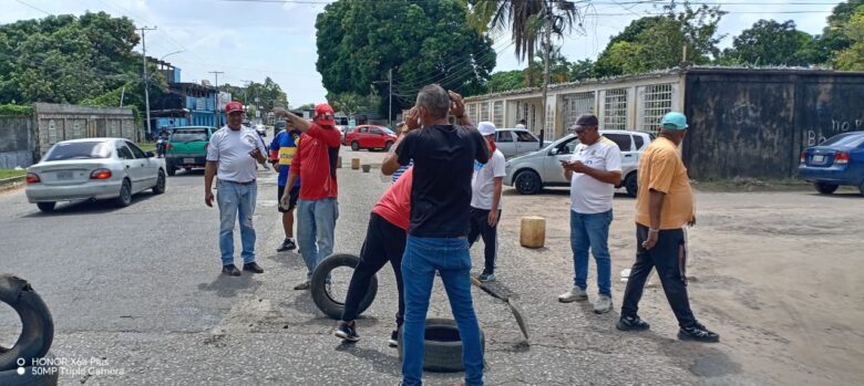 Transportistas continúan tapando huecos en la vía de Las Cocuizas y La Pica