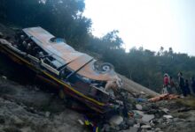 Un autobús con 45 pasajeros cae por un precipicio de 200 metros en Nepal