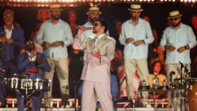 Bad Bunny rinde emotivo tributo a Willie Colón durante concierto en Brasil