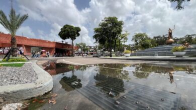 Desborde de aguas negras en la redoma Juana La Avanzadora afecta a los peatones