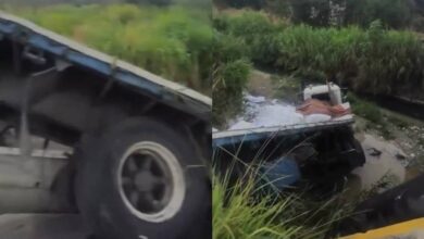 Camión de carga cae al río tras saltar la isla en Miranda