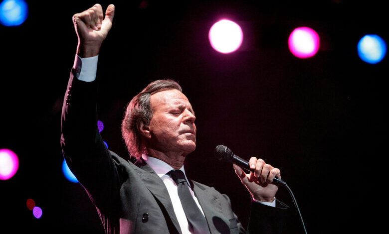 Julio Iglesias solicita una indemnización a la ministra de Trabajo