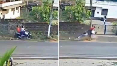 Dos estudiantes sobreviven tras partir un poste eléctrico con su moto