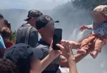 Turista pone a un bebé sobre el abismo en las Cataratas del Iguazú por una foto