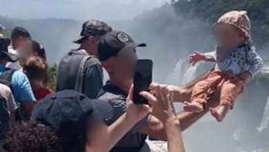 Turista pone a un bebé sobre el abismo en las Cataratas del Iguazú por una foto