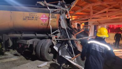 Vehículo de carga pesada se estrella contra restaurante en Falcón