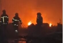 Voraz incendio consume recicladora de plástico en Valencia