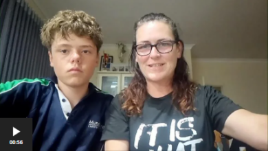 Niño de 13 años nada 4 horas para salvar a su familia en Australia