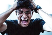 Desahogarse golpeando objetos no calma la ira, la intensifica, según estudio