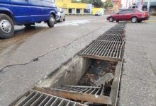 Conductores denuncian peligro tras la falta de rejilla de alcantarillado en la Av. La Paz