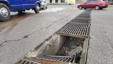 Conductores denuncian peligro tras la falta de rejilla de alcantarillado en la Av. La Paz