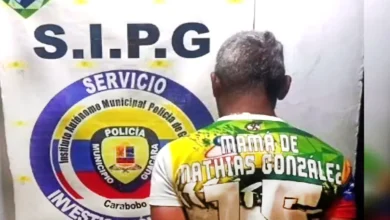 Detenido por mostrar sus partes íntimas a un niño en una piscina