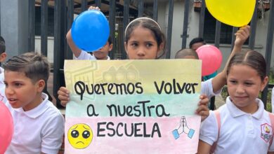 “Queremos volver a nuestra escuela”: El clamor de estudiantes de la Vicente Salias en su 76º aniversario