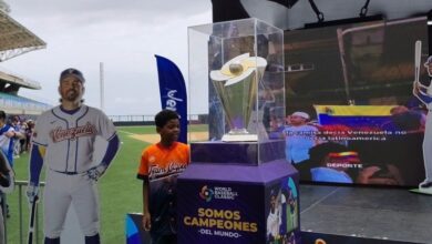 Fanáticos de La Guaira celebran el recorrido de la Copa del Clásico Mundial de Béisbol