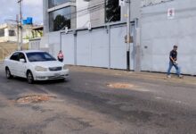 Vecinos de Las Brisas del Orinoco rellenas las dos troneras en la avenida principal